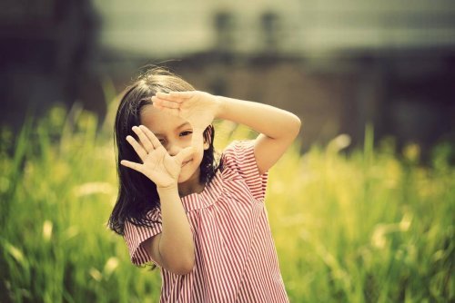 Menina em fase escolar se divertindo