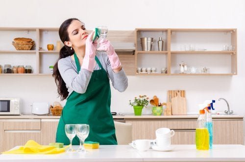 5 usos do limpador de vidro que talvez você não conheça