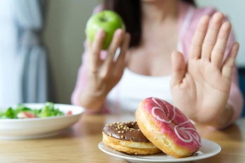 Mulher optando por uma alimentação saudável