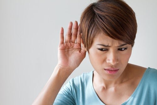 Mulher com problemas auditivos