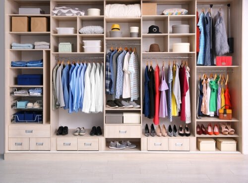 Organizar o armário para as roupas não amassarem