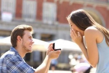 Qual é o melhor momento para pedir a mão da namorada? 