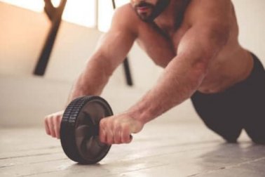 Os melhores exercícios para treinar seus ombros e abdominais
