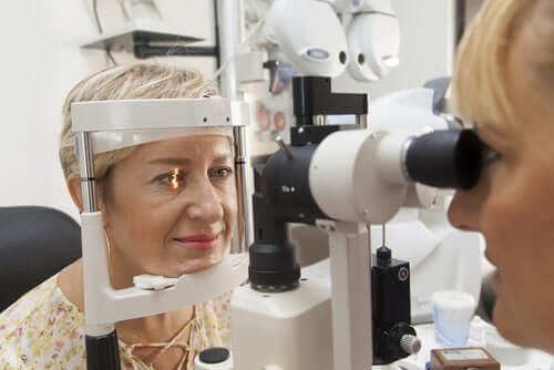 Pressão ocular alta: causas e tratamento