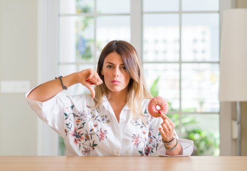 Mulher rejeitando doces