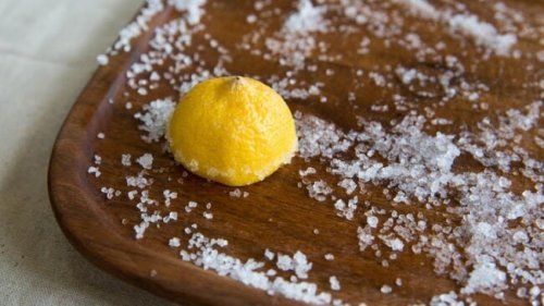 Limpeza da tábua com sal e limão