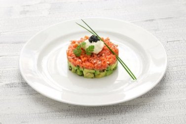 Deliciosa receita de tartar de salmão e abacate. Aprenda a prepará-la.