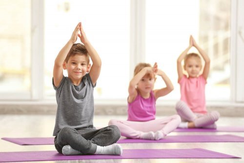 Crianças praticando ioga infantil