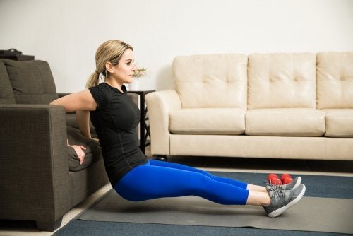5 exercícios caseiros para braços mais tonificados