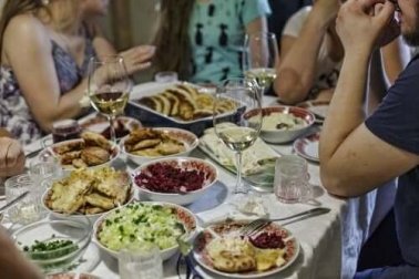 9 dicas para evitar comer em excesso em festas