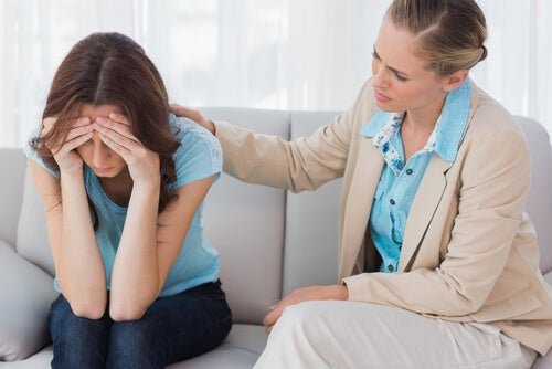 Amiga ajudando mulher depressiva