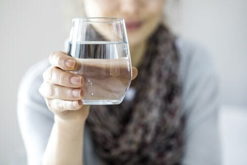Beber bastante água ajuda a evitar comer em excesso