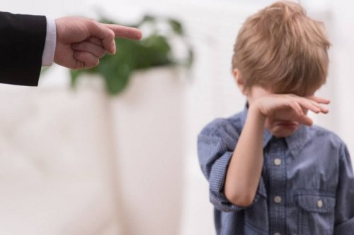 Pai gritando com o filho