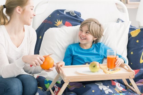 Criança comendo na cama