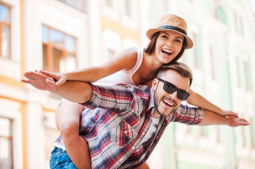 casal feliz vivendo um amor saudável