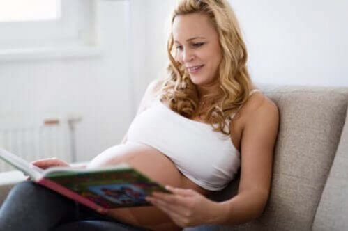 É benéfico ler para o bebê durante a gravidez?
