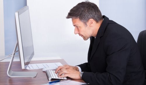 Homem sentado com má postura