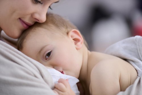 Mãe dando de mamar