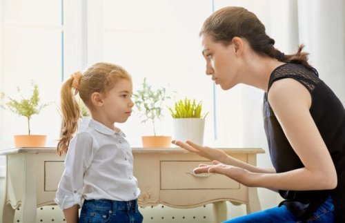 Mãe falando com filha