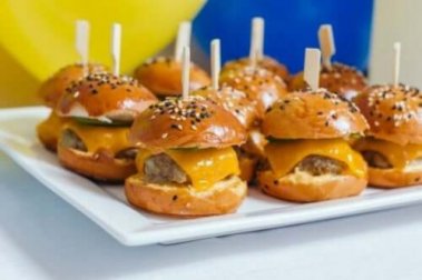Prepare deliciosos mini-hambúrgueres de cordeiro
