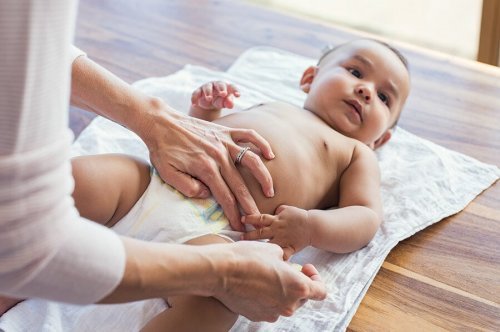 Mamãe trocando as fraldas do seu bebê