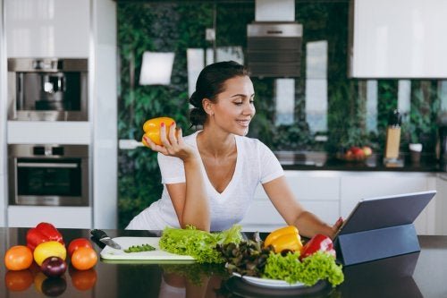 O fato de pular o jantar ajuda a perder peso?