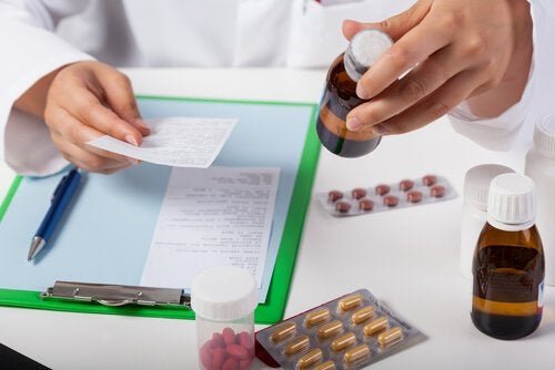 Médico receitando nifedipina