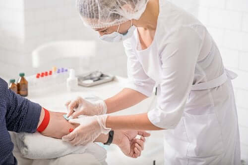 Profissional buscando veias