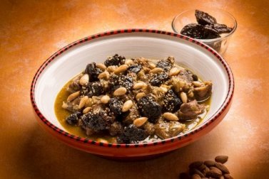 Delicioso cordeiro preparado com ameixas e amêndoas