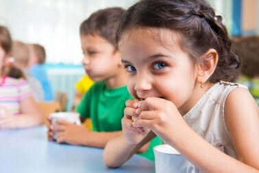 Criança comendo no melhor berçário