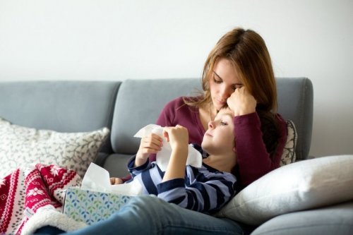 A criança com gripe precisa de cuidados e carinho