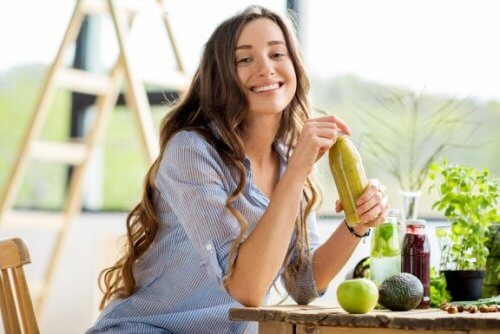 Garota vegana comendo frutas