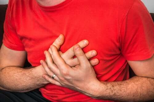 Dor no peito ao tossir: quais são suas causas?