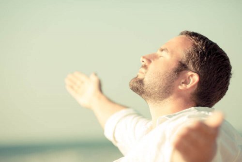 Homem praticando aceitação para uma mudança mental positiva
