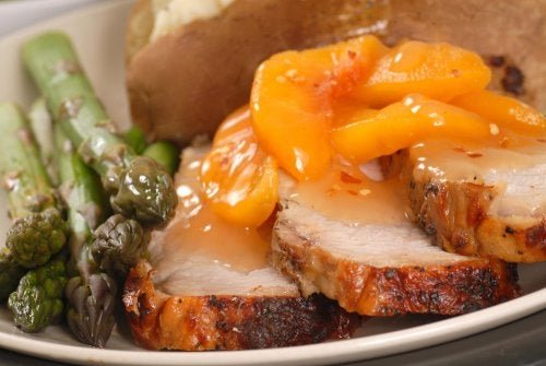 Lombo de porco ao molho de pêssego