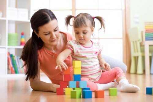 Mãe com filha brincando