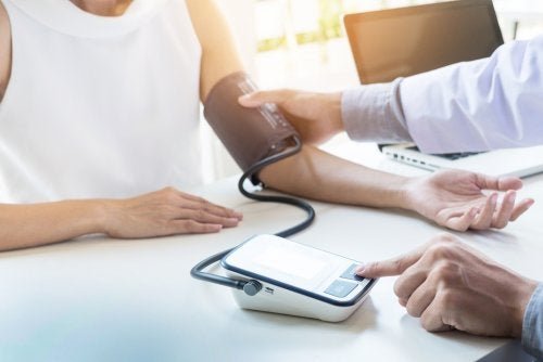 Médico controlando a pressão sanguínea