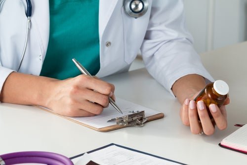 Médico receitando antibiótico