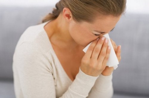 Moça com alergia