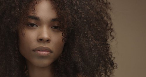 Mulher com cabelo crespo