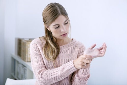 Mulher com dor nas articulações do pulso