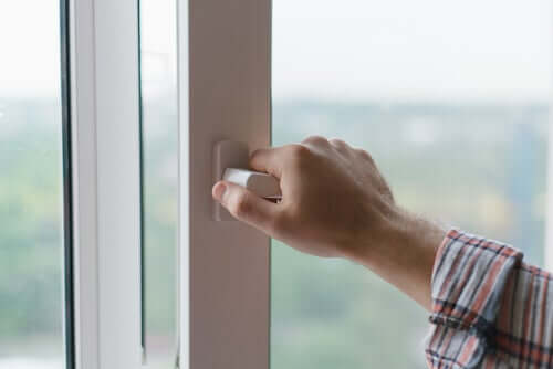 É importante manter portas e janelas sempre fechados para evitar acidentes domésticos