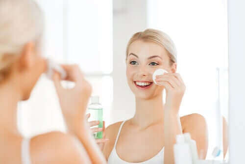 Mulher passando tônico facial
