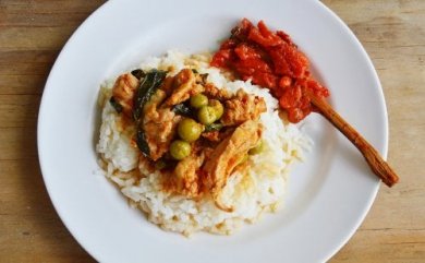 Frango marinado com leite de coco e arroz