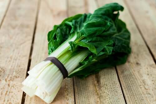 vegetais de folhas verdes podem conter mais potássio do que a banana