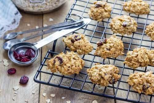 A receita tradicional de biscoito de aveia e passas é deliciosa e saudável.