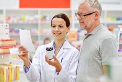 Consultando o farmacêutico sobre medicamentos