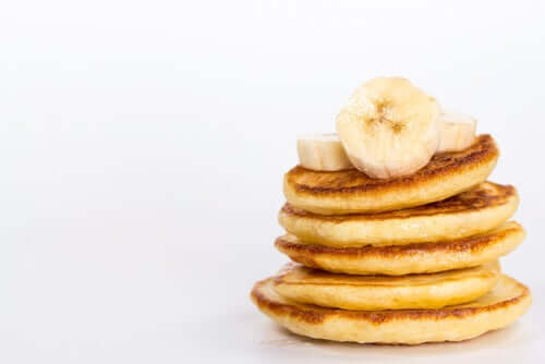 Muitas panquecas com banana
