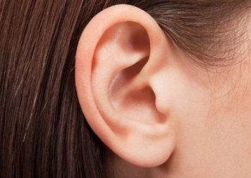 Eliminar a cera dos ouvidos sem machucá-los