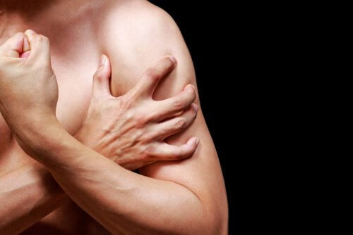 homem com dor muscular no braço